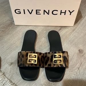 4G Leopard Medallion Flat Sandals